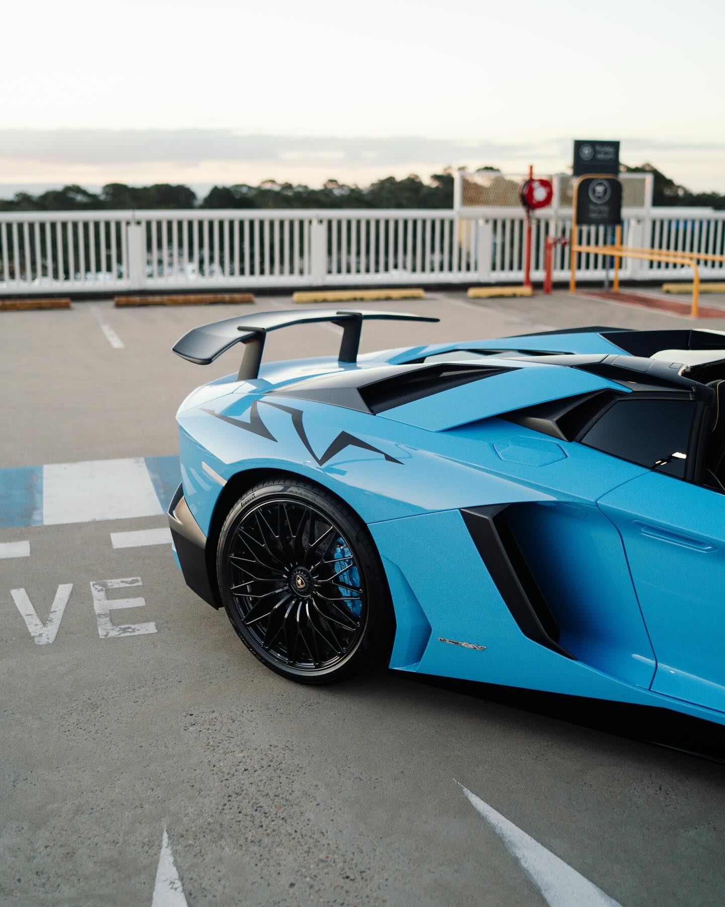 Lamborghini Aventador SV Roadster detail 3